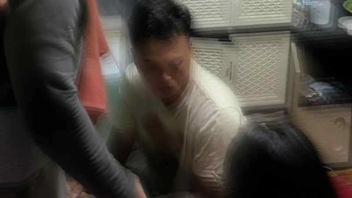TERJERAT UTANG : Pelaku pencurian (berkaus putih duduk) saat diamankan polisi. (foto:Polres Jembrana)