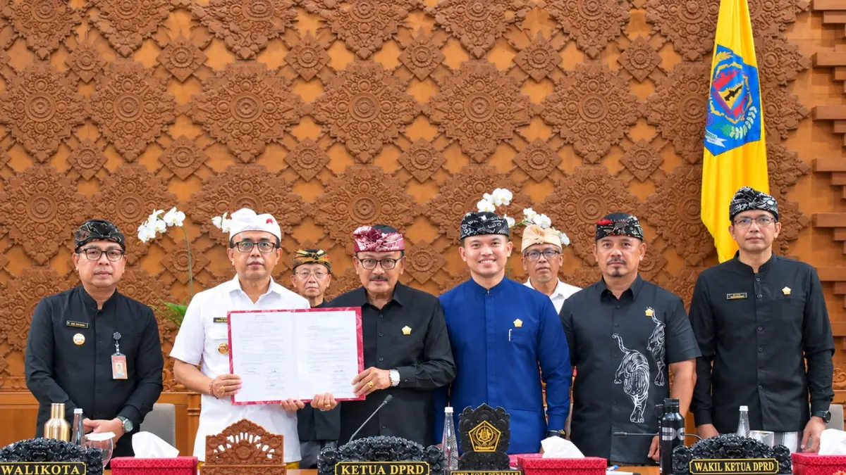 Wali Kota Denpasar, I Gusti Ngurah Jaya Negara, bersama Wakil Wali Kota Denpasar, I Kadek Agus Arya Wibawa, serta Ketua DPRD Kota Denpasar, I Gusti Ngurah Gede, dan Pimpinan DPRD Kota Denpasar saat mengikuti Sidang Paripurna ke-16 Masa Persidangan III DPRD Kota Denpasar di Gedung DPRD Kota Denpasar, Kamis (17/9).