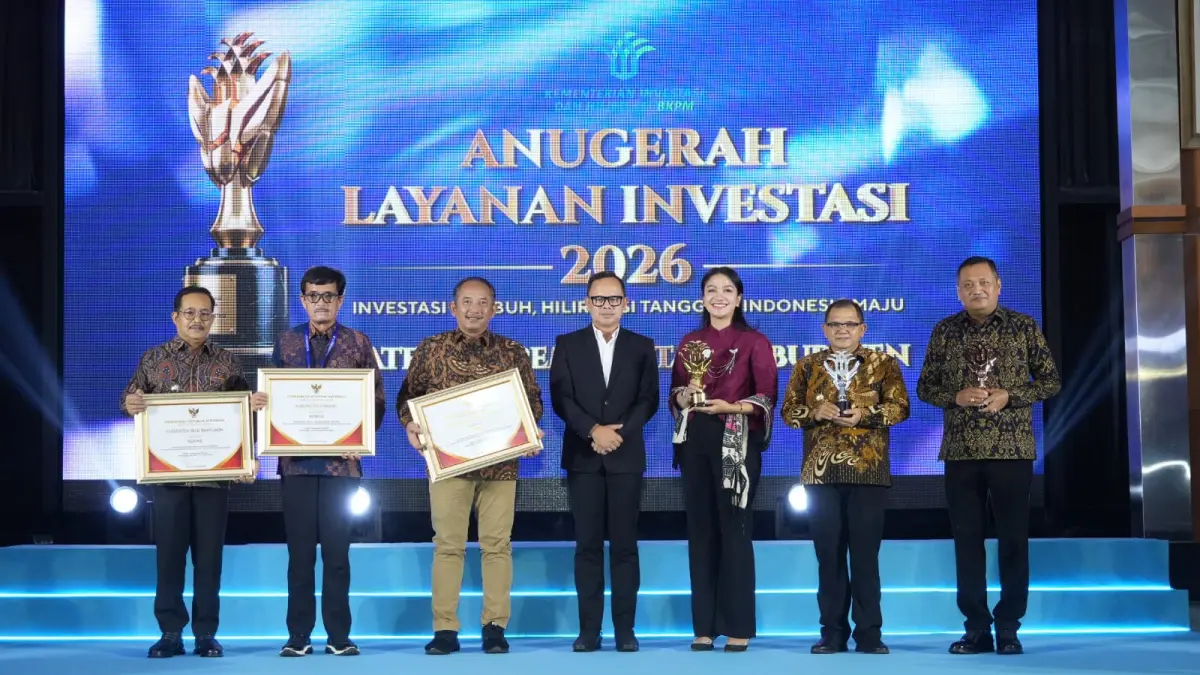 ANUGERAH LAYANAN INVESTASI: Bupati Gianyar Made Mahayastra (paling kanan) menerima penghargaan yang.