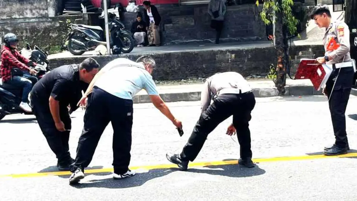 GELAR OLAH TKP : Polisi melakukan gelar olah tempat kejadian perkara (TKP) di lokasi kecelakaan maut. (foto: ist)