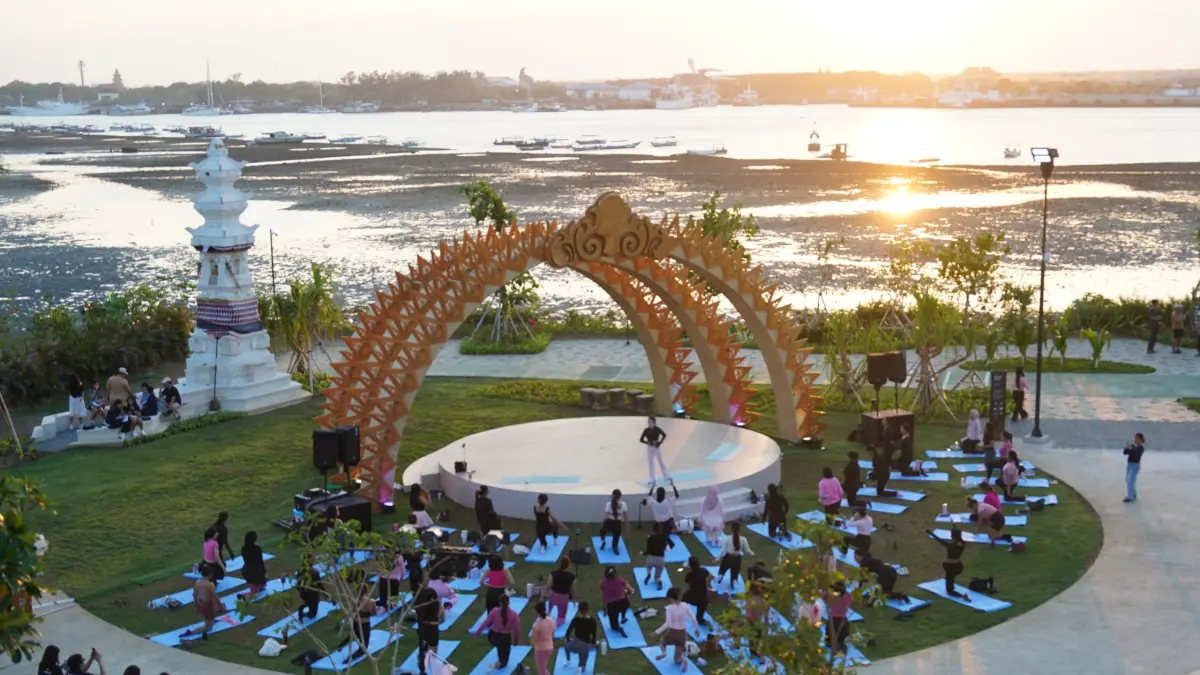 KEGIATAN SOSIAL: Panorama indah tepi pantai di beranda belakang Sira Village
