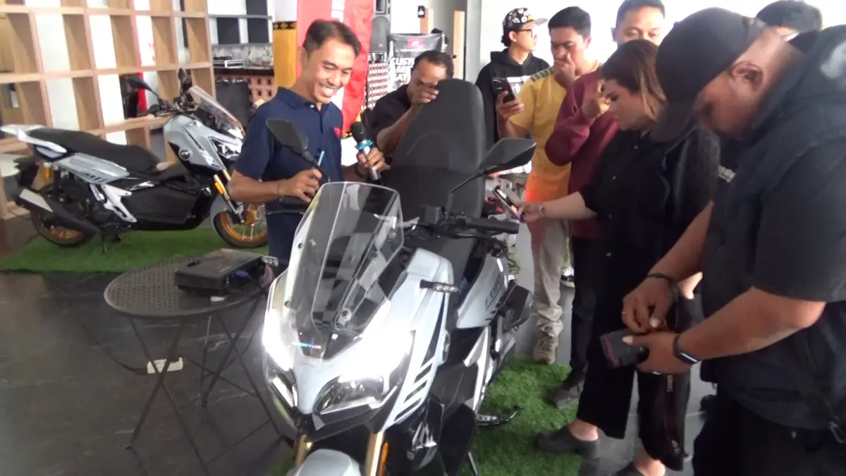 Rides & Community, Marketing Division QJMOTOR Indonesia, Sutanto Saat Menjelaskan Fitur-Fitur Motor Kepada Media