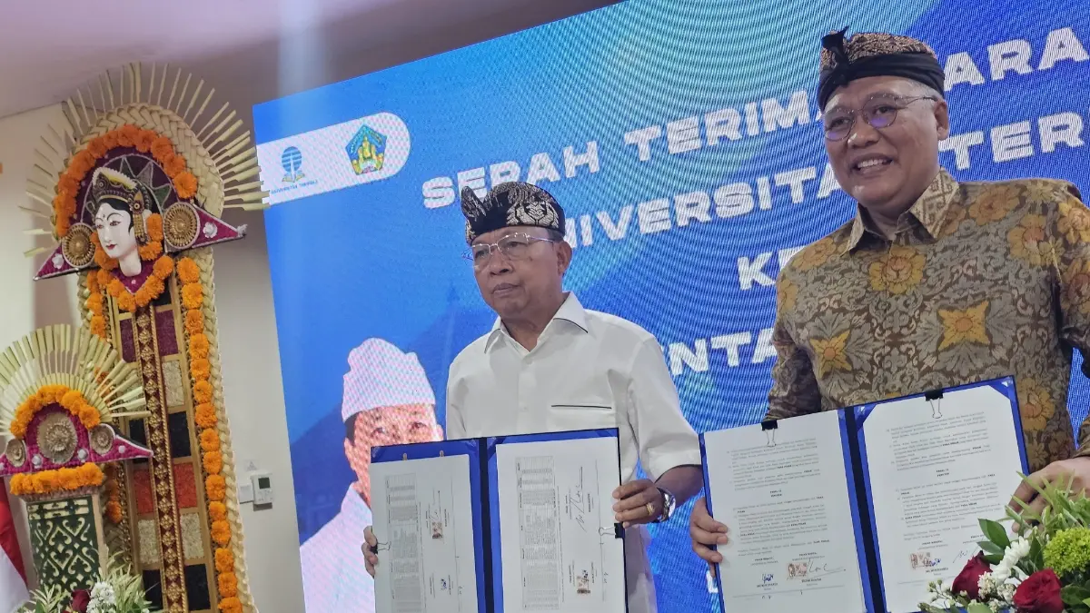 SERAH TERIMA: Gubernur Bali Wayan Koster dan Rektor UT Prof. Dr. Ali Muktiyanto, S.E., M.Si. di Gedung UT Denpasar di Jalan Sesetan, Kamis (17/9/2026).