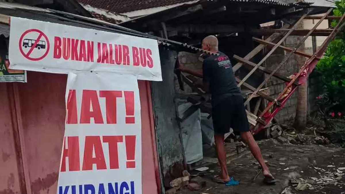 TAK GUBRIS PERINGATAN : Atap sebuah warung dieruduk bus yang mencari celah jalur alternatif. (foto:dok.Lurah Gilimanuk)