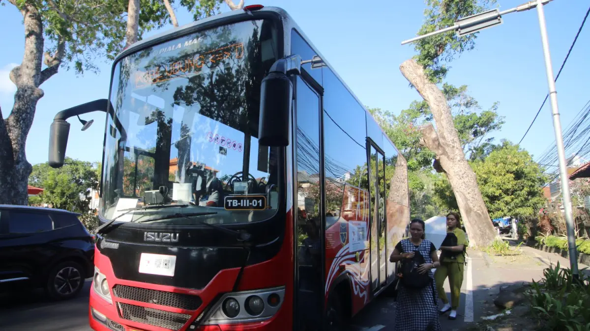 TRANSPORTASI UMUM: Warga kota Naik Bus Trans Metro Dewata (TMD) di pinggir jalan Raya Puputan, Renon Rabu (16/9/2026) 9MIFTAHUDDIN HALIM/radarbali.id)