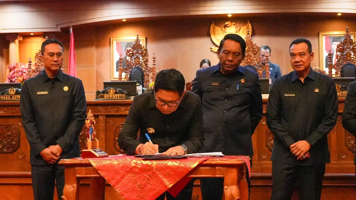 Bupati Wayan Adi Arnawa menandatangani Nota Kesepakatan saat Rapat Paripurna DPRD Badung dengan agenda Pengambilan Keputusan di Ruang Utama Gosana, Kantor DPRD Badung, Jumat (18/9).