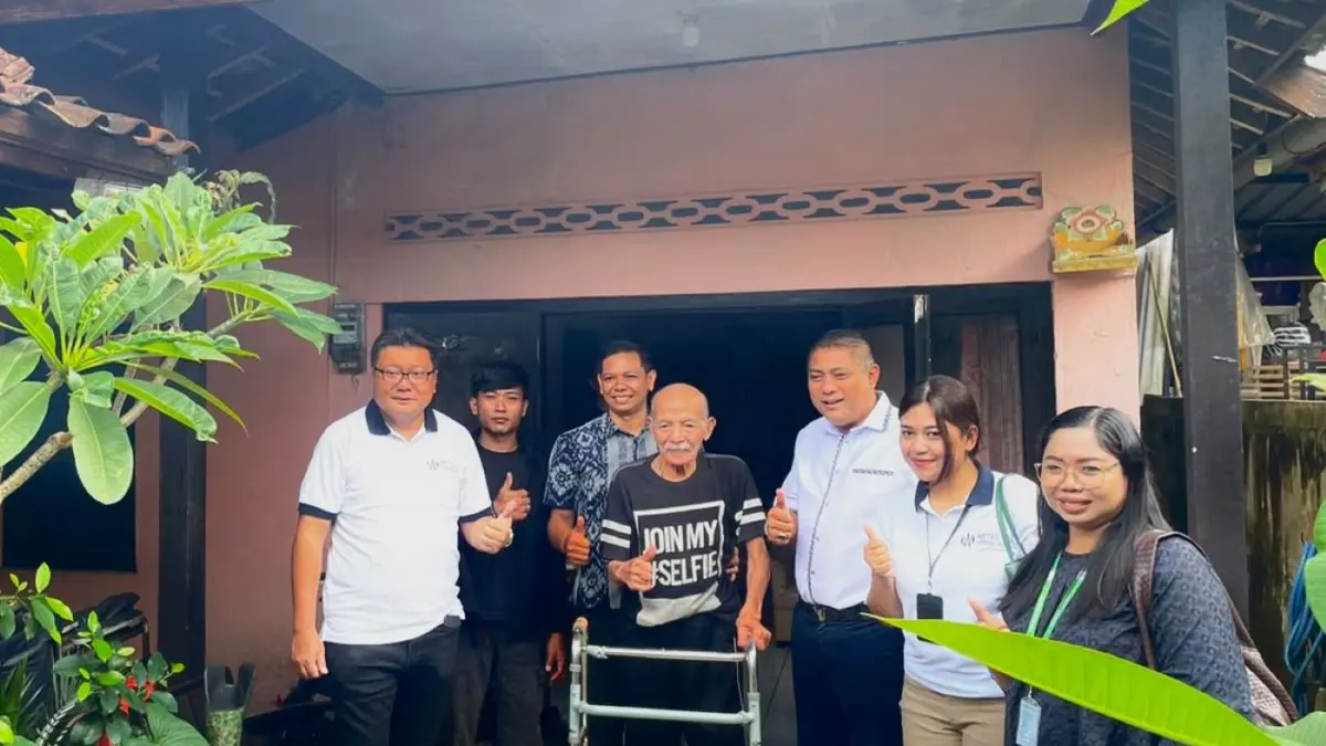 KEMANUSIAAN: Made Maruta, 84, penyandang disabilitas asal Gianyar menerima bantuan kaki palsu melalui program Corporate Social Responsibility (CSR) perusahaan Mitra Prodin. (ist/radarbali.id)