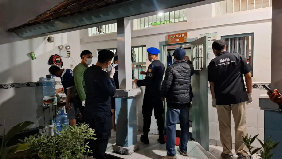 Razia gabungan dan tes urine di Rutan Kelas IIB Klungkung, Jumat (18/9) malam (Dewa Ayu Pitri Arisanti/Radar Bali)