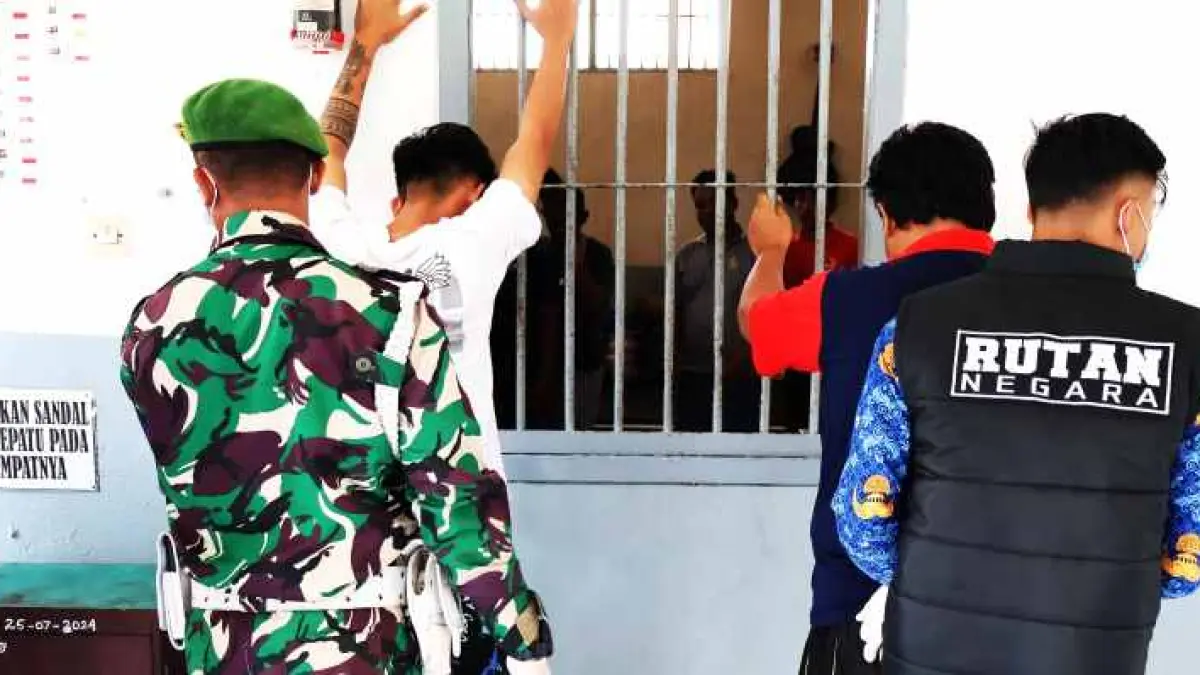 RAZIA GABUNGAN : Petugas melakukan penggeledahan warga binaan saat penggeledahan kamar sel. (foto:dok. Rutan Negara)
