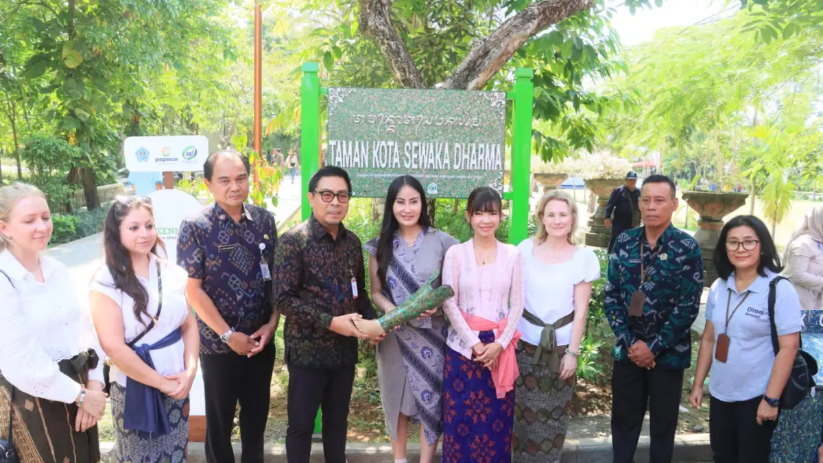 Wakil Walikota Denpasar, I Kadek Agus Arya Wibawa Dalam Kesempatan Peluncuran dan Kerja sama Pemanfaatan Produk Hasil Pengolahan Sampah Kemasan yang Berlangsung di Taman Kota Sewaka Dharma, Lumintang, Denpasar, Jumat (18/9).