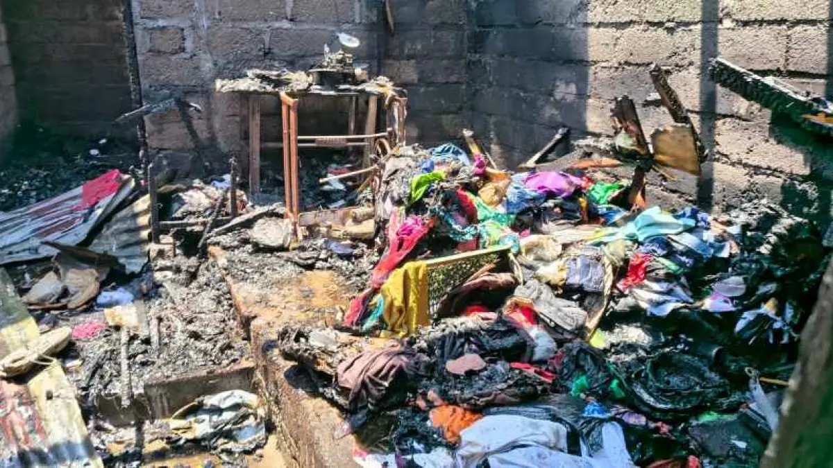 HANGUS : Rumah milik Supasni yang terbakar, berawal dari ruang jahit di tempat tinggalnya.( Foto: Polsek Sawan & Pemdes Giri Emas)