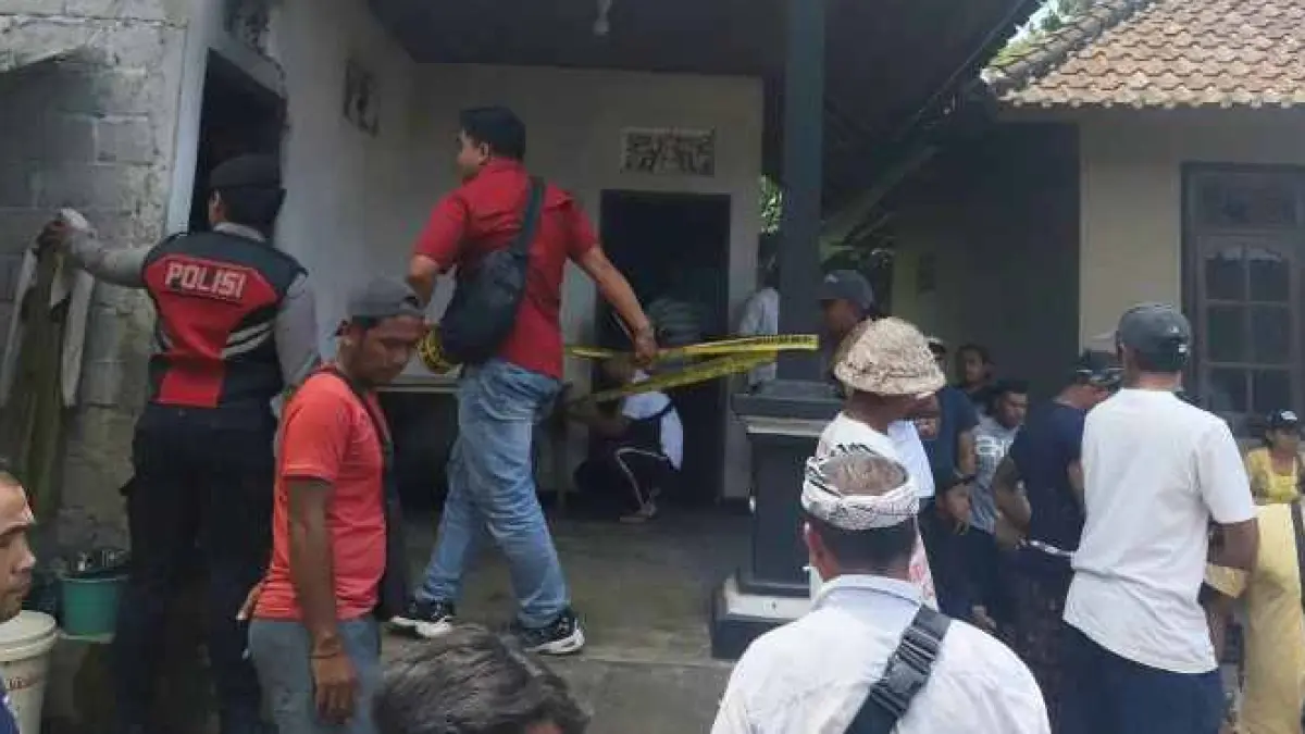 GELAR REKONSTRUKSI : Polisi saat melakukan olah TKP di rumah korban yang diduga dibakar oleh bos nya sendiri.(ist)