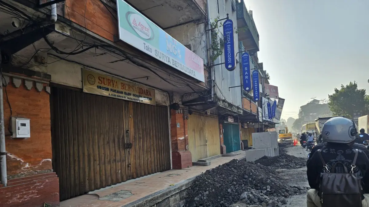 KRODIT: Kawasan Gajah Mada, Denpasar di pagi hari belum lama ini, di jam kerja acap memicu kemacetan akibat proyek penataan ini. (NI KADEK NOVI FEBRIANI/radarbali.id)
