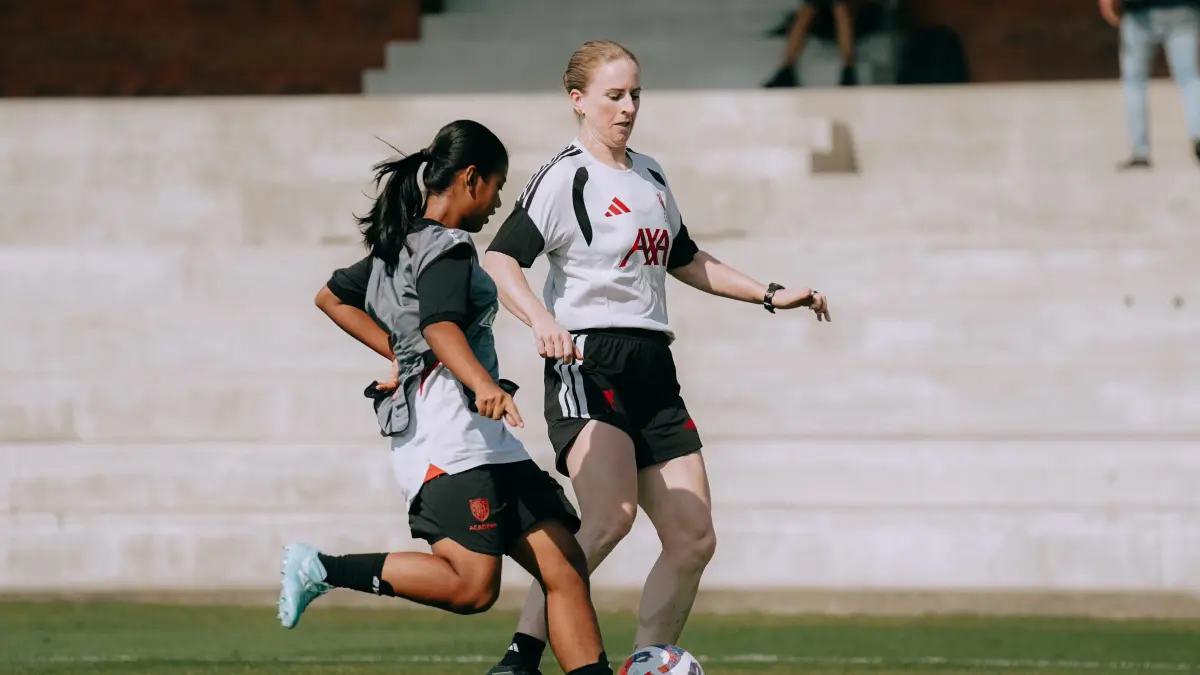 Natasha Dowie saat berbagi ilmu di Bali United Training Center. (foto:ist)