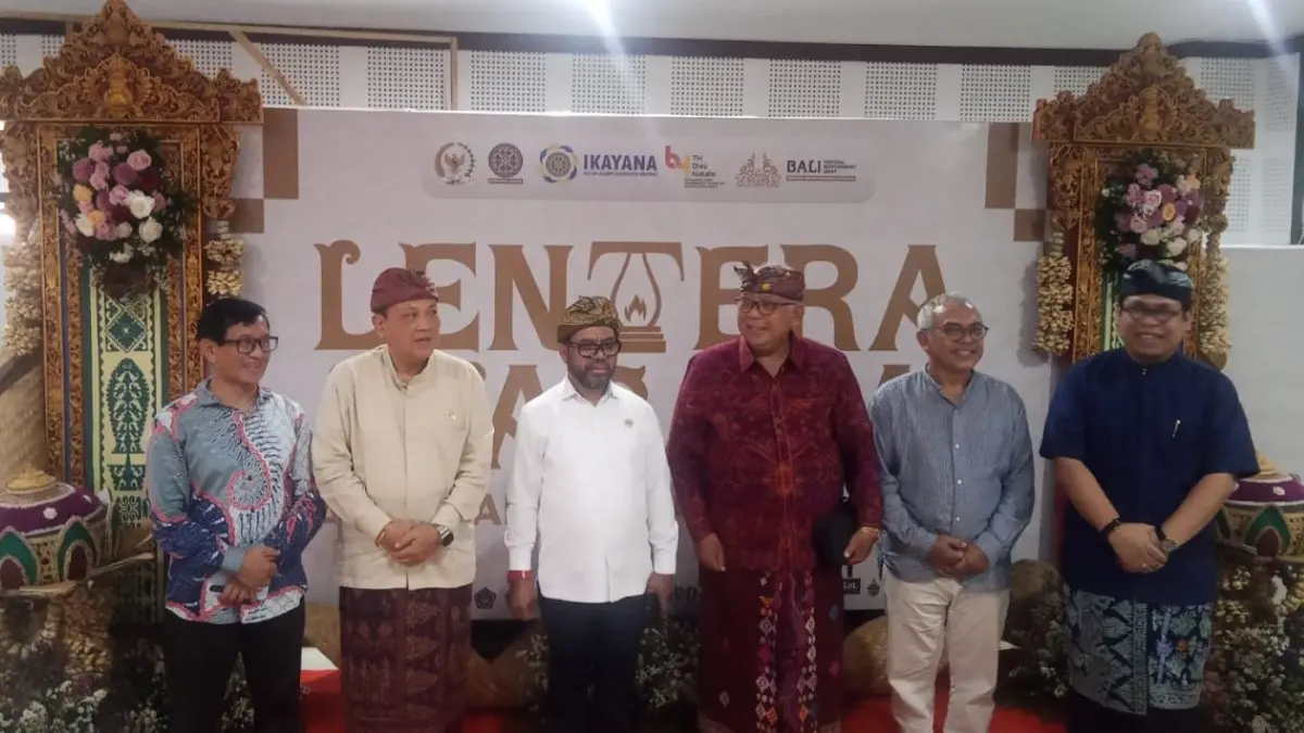 KEMANDIRIAN EKONOMI DESA ADAT: Anggota DPD RI Ida Bagus Dharmawijaya Mantra (dua dari kiri) saat Festival Dialog Masyarakat Adat di Aula Gedung BH Lantai IV, Fakultas Ekonomi dan Bisnis (FEB) Unud Kampus Sudirman, Sabtu 19 September 2026. (NOVIAN/radarbali.id)