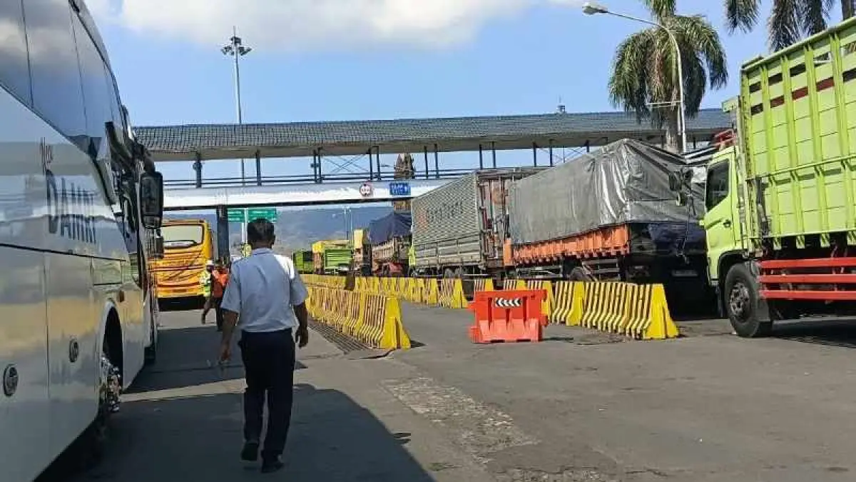 ANTREAN KENDARAAN DI GILIMANUK : Belum ada Solusi jelas untuk mencegah bus nyelonong ke perkampungan. (M.Basir)