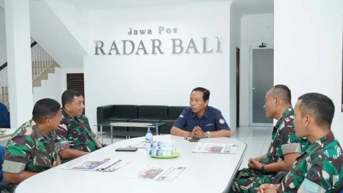 ERA TRANSFORMASI: Kapendam IX/Udayana Kolonel Inf Amrizal Nasution (dia dari kiri) bersama staf saat ditemui Pemred RadarBali.Id, M. Ridwan di ruang redaksi Senin (21/9/2026)