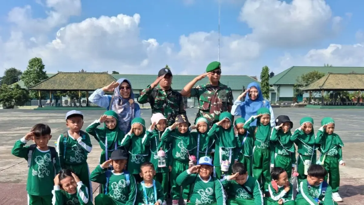 HORMAT GERAK!: Para anak-anak TK Mustika Ibu Tabanan diajari disiplin sejak dini. (ist/radarbali.id)