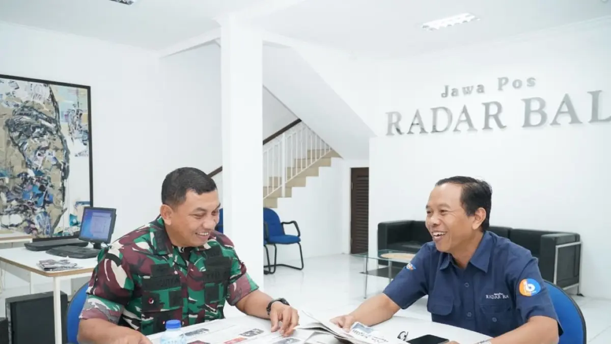 KEMITRAAN: Kepala Penerangan Kodam (Kapendam) IX/Udayana, Kolonel Inf Amrizal Nasution, menyambangi Kantor Harian Jawa Pos Radar Bali dan radarbali.id, Senin (21/9/2026).