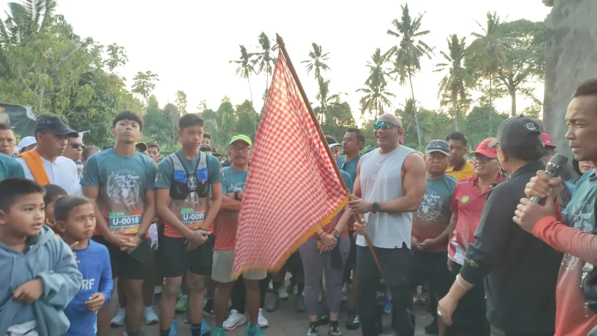 Ketua DPD HKTI Provinsi Bali Made Muliawan Arya alias De Gadjah melepas peserta sekaligus mengikuti Sudaji Peace Trail Fun Run 2026 di Desa Sudaji, Minggu (20/9/2026).