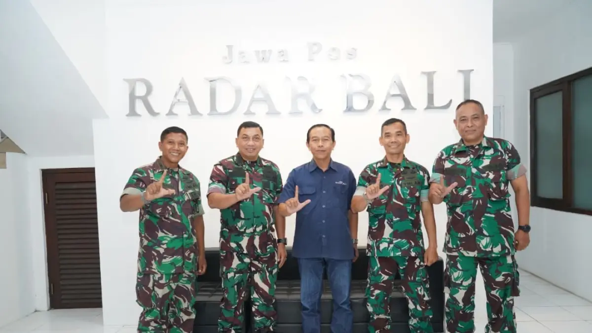LITERASI DIGITAL: Kapendam IX/Udayana Kolonel Inf Amrizal Nasution (dua dari kiri) dan para staf saat di dapur redaksi Jawa Pos Radar Bali, Senin ((21/9/2026). (Pendam IX Udayana for radarbali.id)
