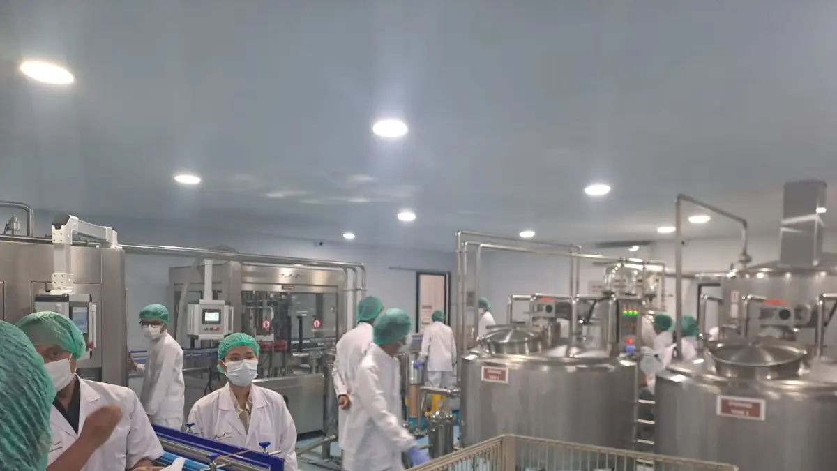 MENYELURUH: Petugas BBPOM di Denpasar melakukan penilaian secara menyeluruh terhadap penerapan sistem mutu dan keamanan produk.