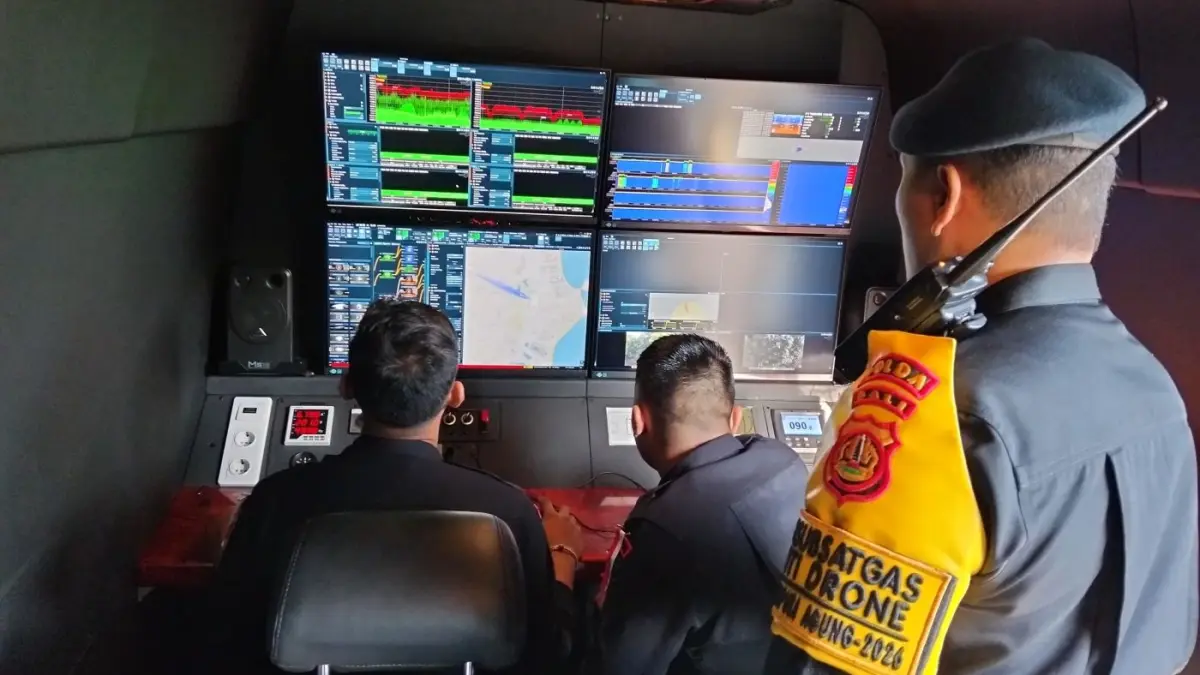 PANTAU DRONE ASING: Personel Satgas 5 Tindak Anti-Drone menggelar perangkat pengamanan dan memantau aktivitas drone di kawasan ITDC Nusa Dua, Senin (21/9). (ADRIAN SUWANTO/radarbali.id)