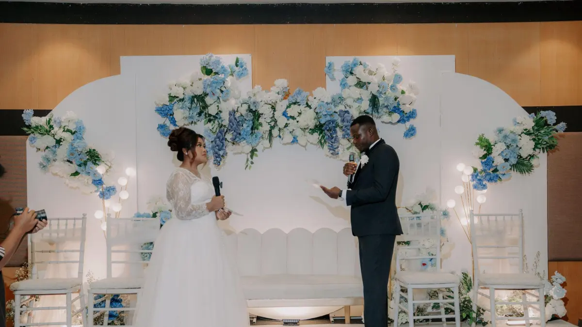 Pasangan Pengantin Berbagi Pesan Satu Sama Lain Dalam Suasana Pernikahan di Quest Hotel Kuta.