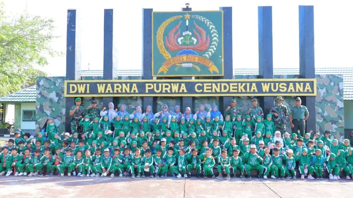PEMBENTUKAN KARAKTER: TK Mustika Ibu Tabananfoto bersama para komandan TNI dibawah baner markas Rindam IX/Udayana, Senin (21/9/2026). (IST/radarbali.id)
