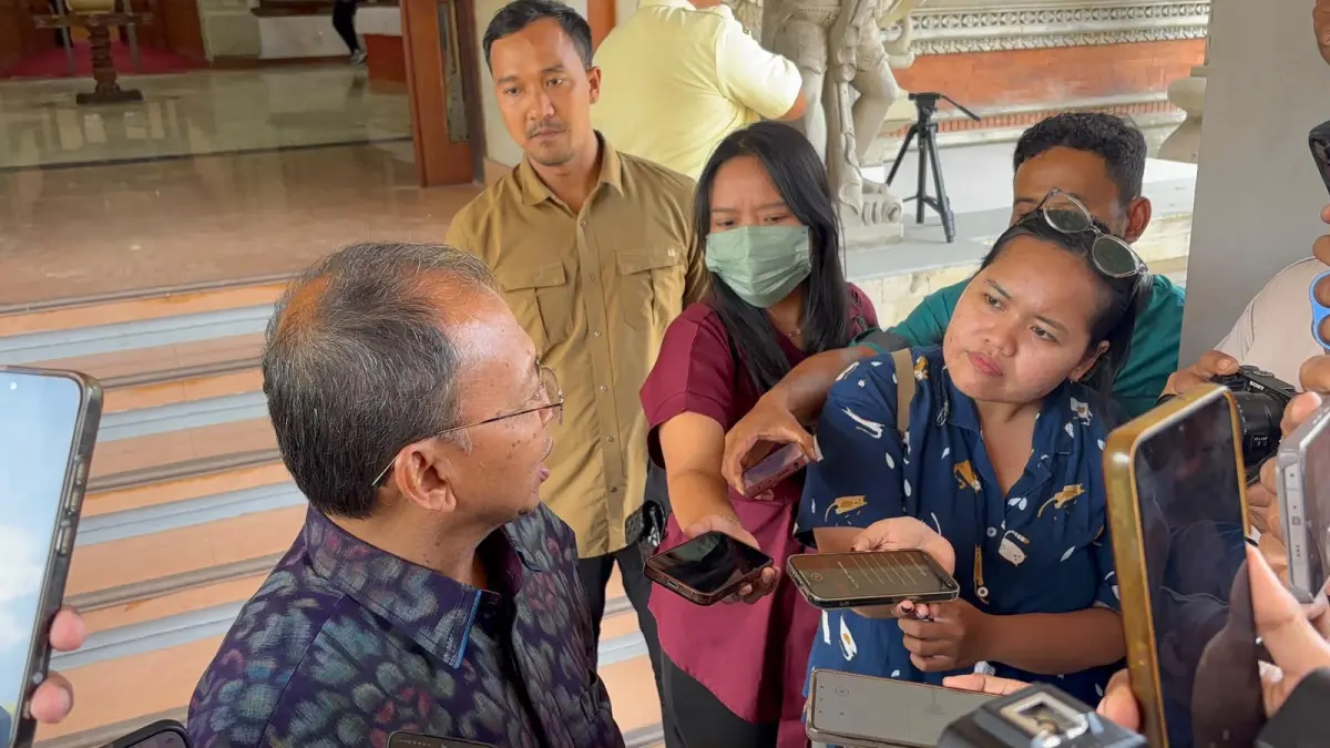 PUJI PRESIDEN: Gubernur Bali Wayan Koster saat dicegat wartawan di kantor Gubernuran Bali Senin (21/9/2026). (ist/radarbali.id)