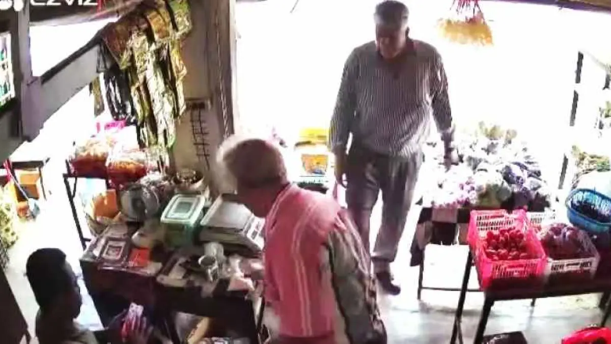 TEREKAM CCTV : Dua warga asing saat yang beraksi menggasak uang pedagang di Bajera, Kecamatan Selemadeg dan terekam CCTV.&nbsp;(ist)