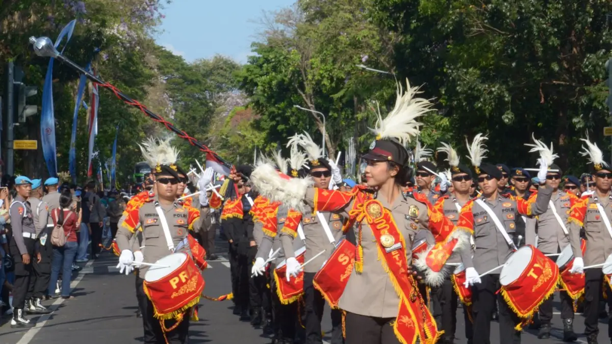 TUAN RUMAH: Para polisi wanita (polwan) anggota Polri saat mengikuti parade di ajang IAWP ke-63 tahun 2026 di Bali. (ADRIAN SUWANTO/radarbali.id)