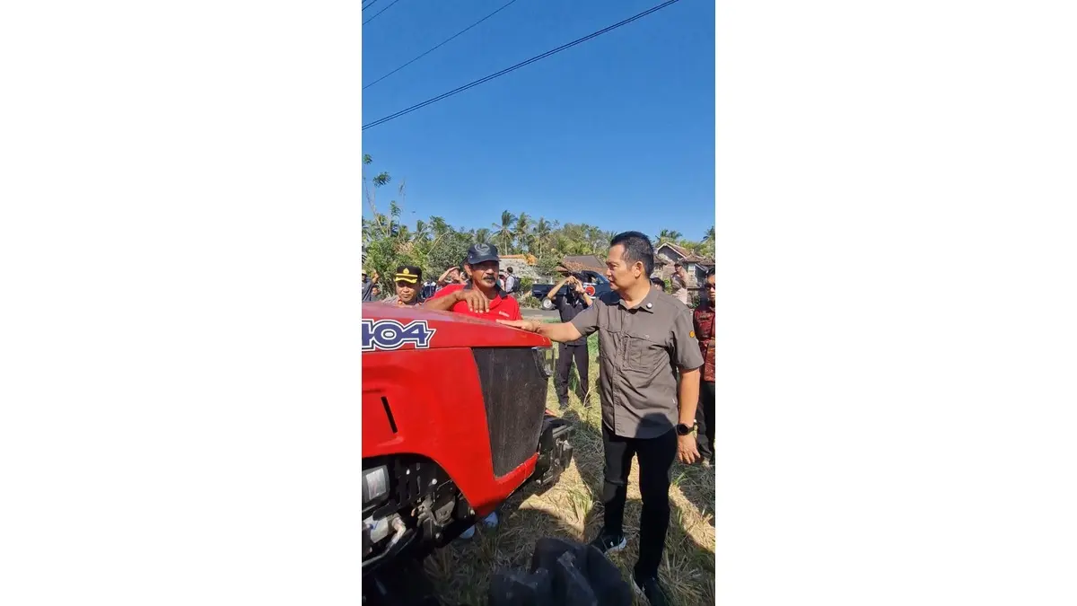 Bupati Jembrana I Made Kembang Hartawan saat memberikan bantuan alsintan