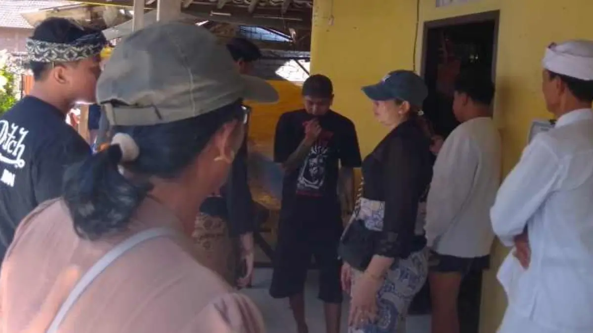DUKA MENDALAM : Suasana di rumah duka I Komang Tedy Arsa Bimantara Putra. PMI asal Desa Perancak yang meninggal dunia di luar negeri.