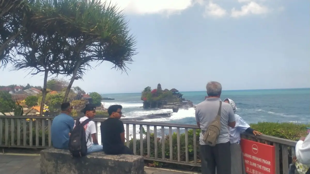 ilustrasi cuaca cerah di Tanah Lot, Tabanan. (foto: Juliadi/Radar Bali)