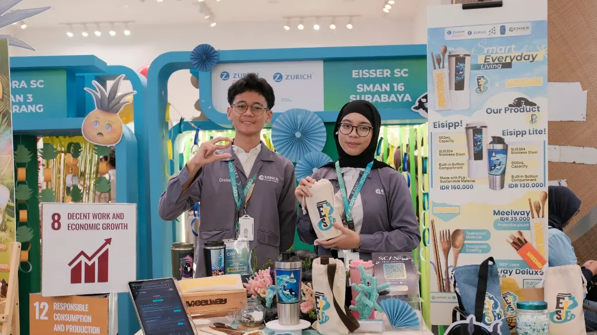 Siswa SMAN 16 Surabaya memperkenalkan produk usaha yang mereka kembangkan melalui Zurich Entrepreneurship Program.