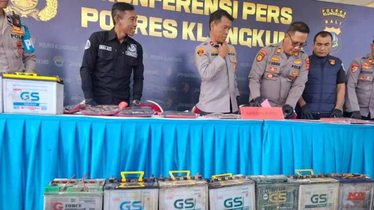 BANYAK SEKALI AKINYA: Barang bukti pencurian aki oleh DMFA, remaja 17 tahun. (Dewa Ayu Pitri Arisanti)