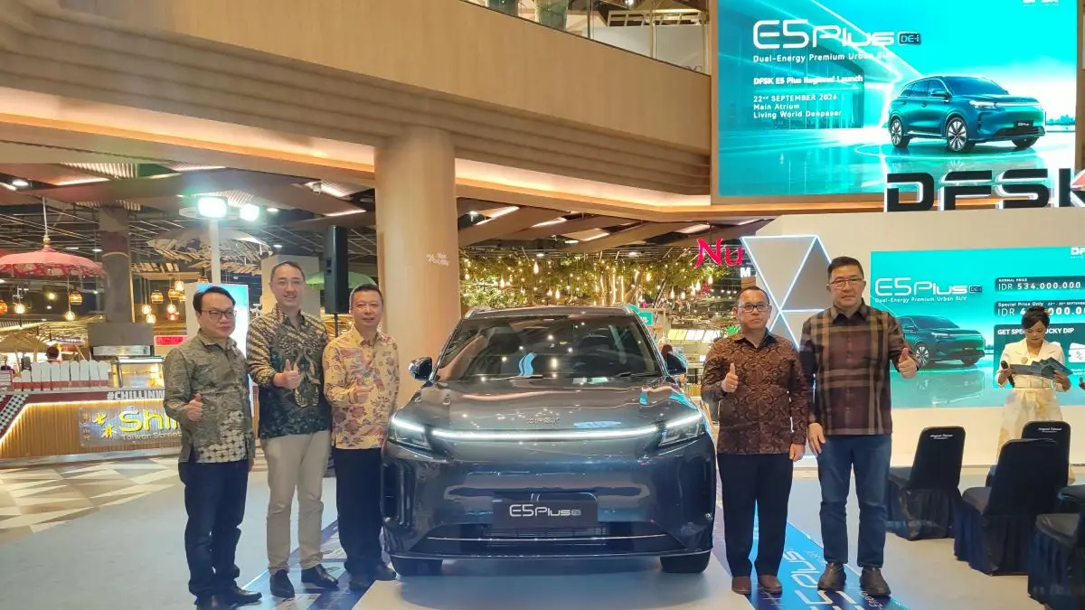 CANGGIH: PT Sokonindo Automobile selaku Agen Pemegang Merek (APM) DFSK di Indonesia saat peluncuran mobil E5 Plus di Living World Denpasar, Rabu (23/9/2026). (IST/radarbali.id)