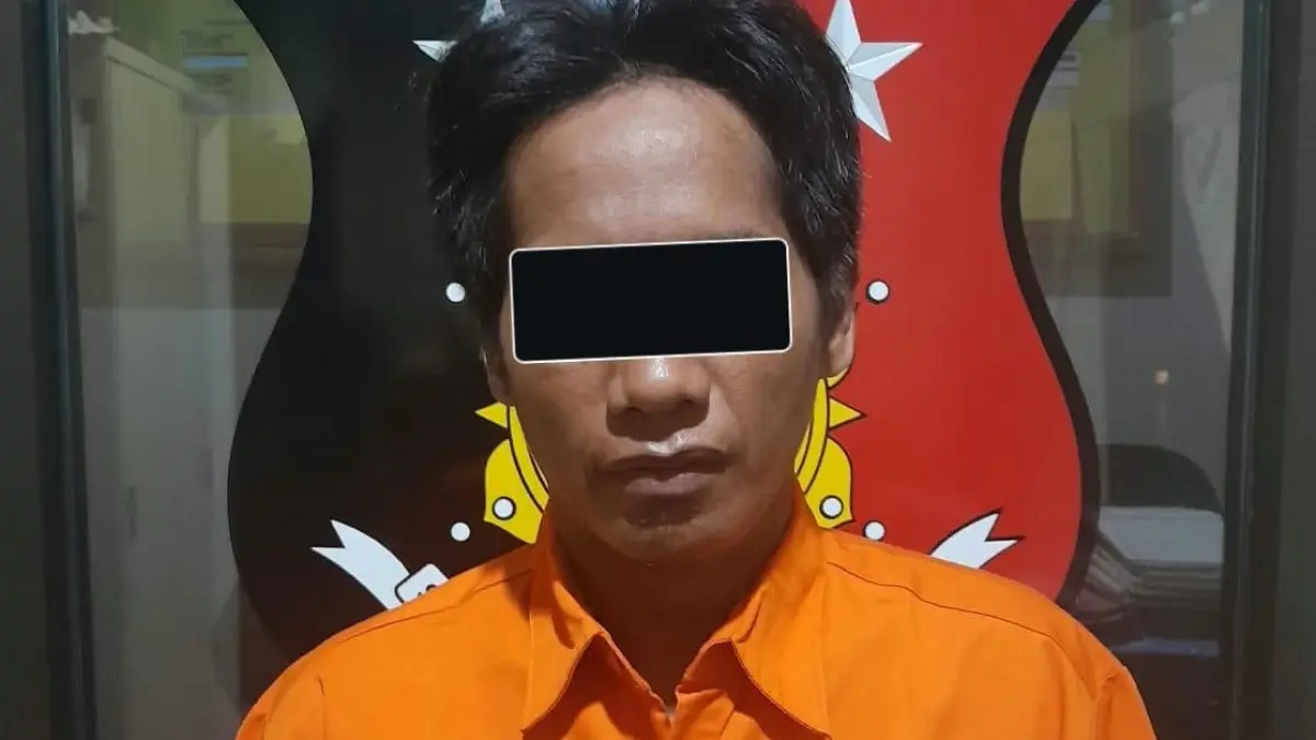 NEKAT : Abdul Razak diringkus seusai kejadian kebakaran rumah milik Marsum di Gang Jambu, Banjar Dinas Taman Sari Anyar, Desa Banjar Anyar, Kediri, Tabanan. (ist)