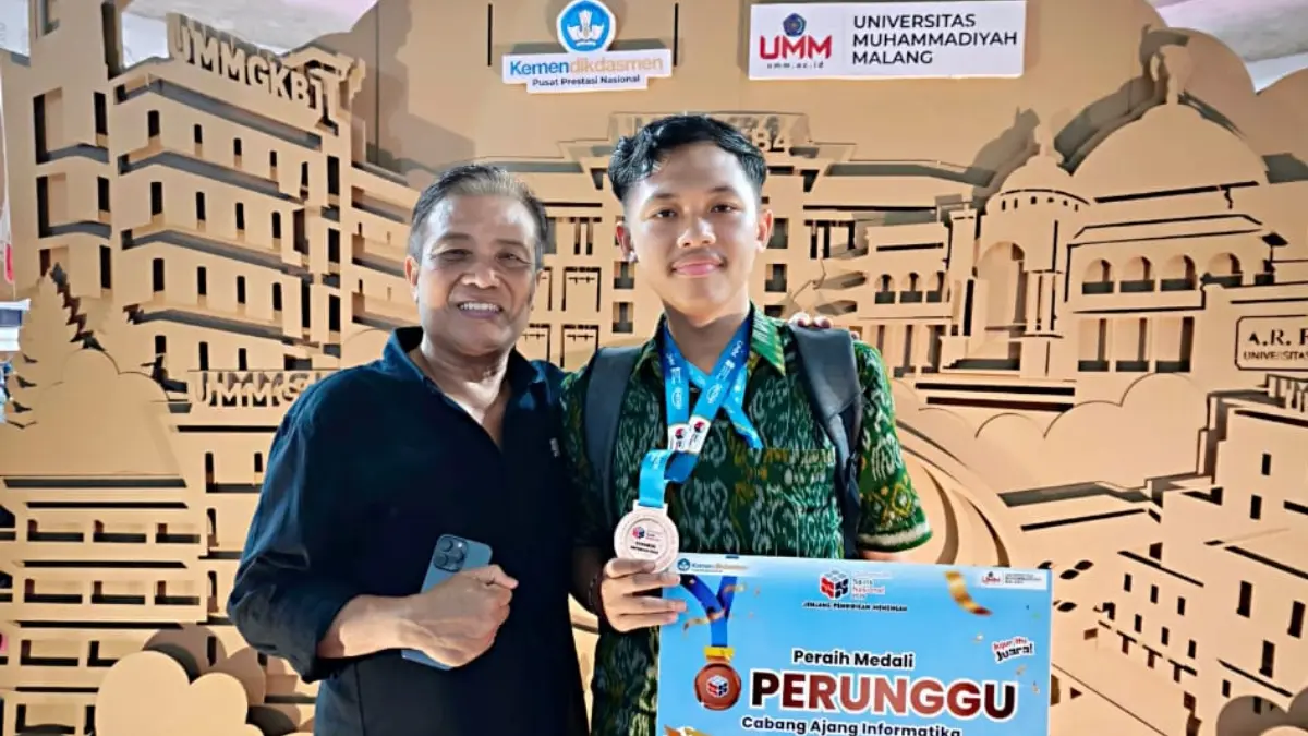PRESTASI: I Gusti Ngurah Gede Angga Panji Kenanta bersama Kepala Sekolah Smansa Denpasar M. Rida, S.Pd., M.Pd. di UMM Malang.