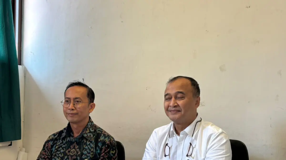 SPESIALIS BEDAH: Dokter Spesialis Anestesiologi dan Terapi Intensif, dr. I Putu Kurniyanta dr. I Putu Kurniyanta, Sp.An-TI dan Dokter  Spesialis Bedah Plastik RSUP Prof. Ngoerah, dr. Agus Roy Rusly Hariantana Hamid. (ist/radarbali.id)