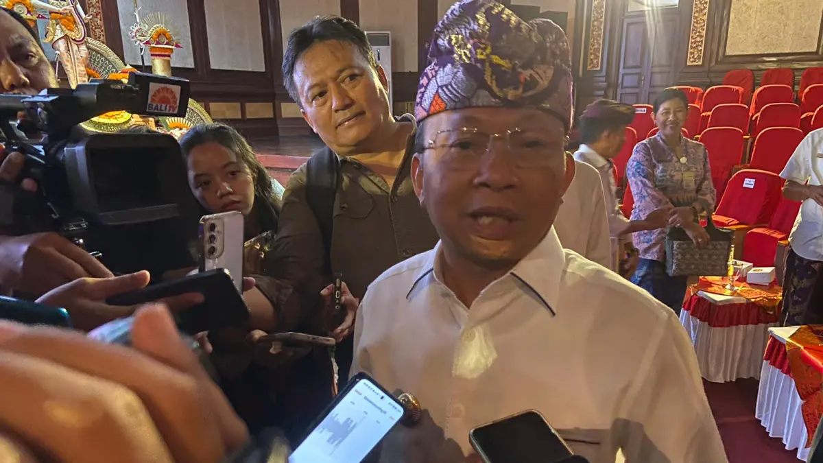 DIANGGAP WAJAR: Gubernur Bali Wayan Koster tanggapi sorotan terkait defisit anggaran dan pinjaman daerah. (DOK.radarbali.id)