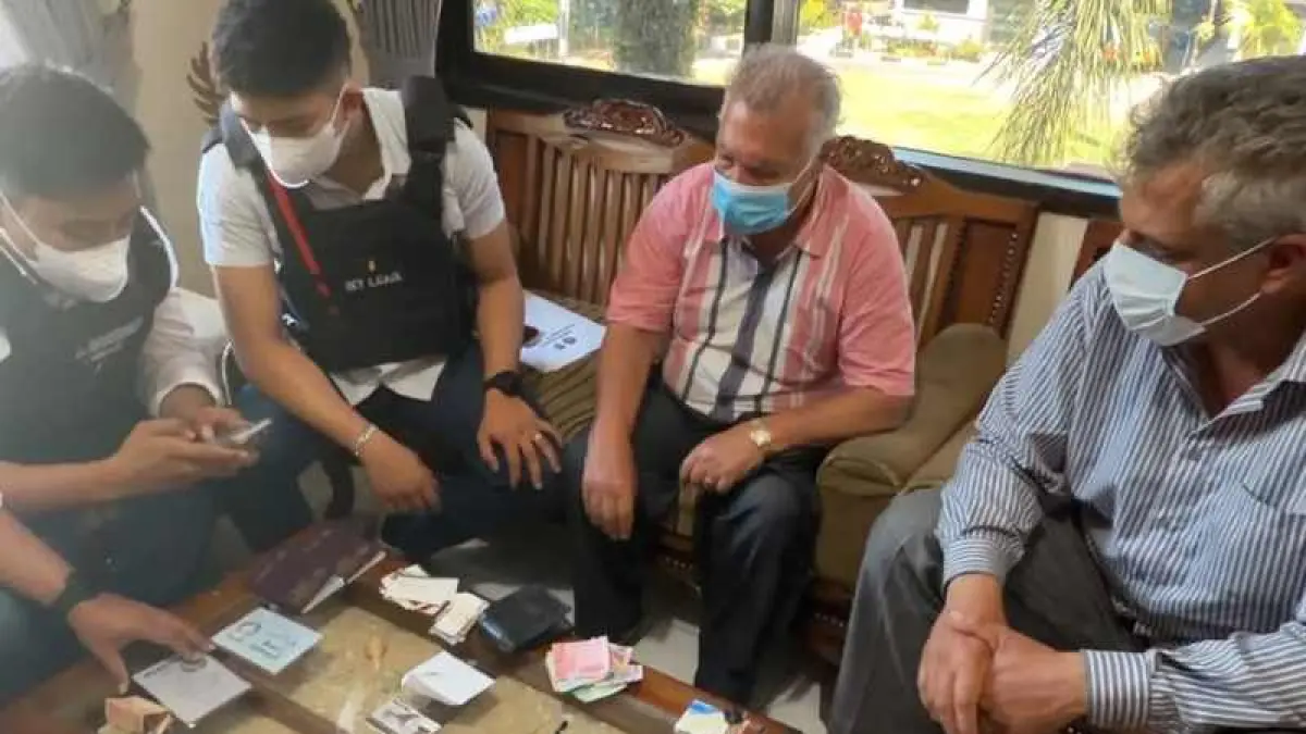 DIPULANGKAN SAJA : Dua warga Iran, HM dan MB &nbsp;(ketiga dan keempat dari kiri). (foto:ist)