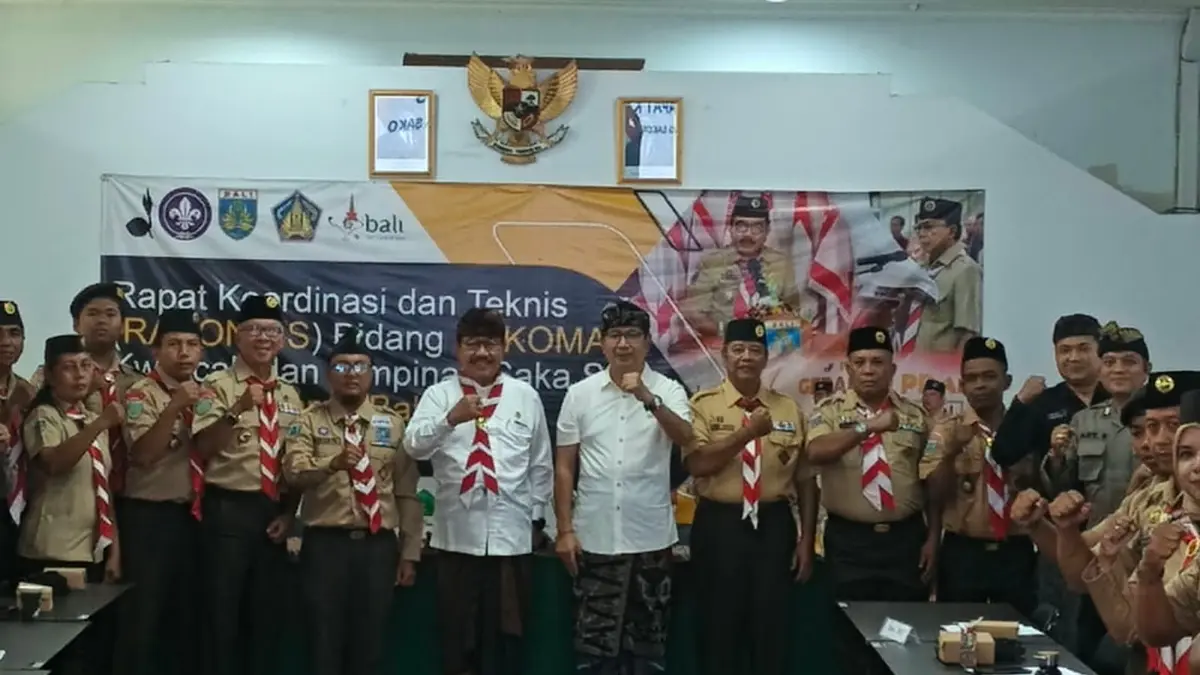 Ketua Kwarda Gerakan Pramuka Bali Prof. Dr. Ir. Tjokorda Oka Artha Ardhana Sukawati, M.Si. (Cok Ace) (baju putih kiri) beserta jajaran di Aula Dinas Pariwisata Provinsi Bali, Denpasar, Kamis (24/9/2026).