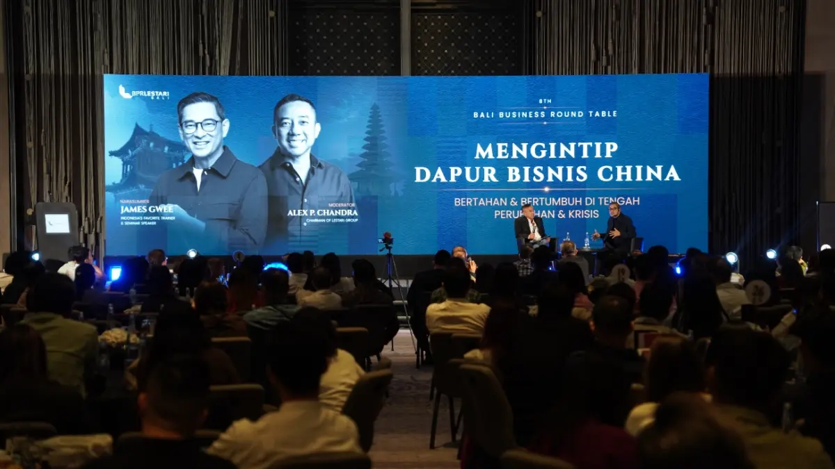 Narasumber James Gwee saat talkshow bersama moderator Alex P. Chandra di Renaissance Bali Nusa Dua Resort, Rabu (23/9/2026). (I Wayan Widyantara/Radar Bali)