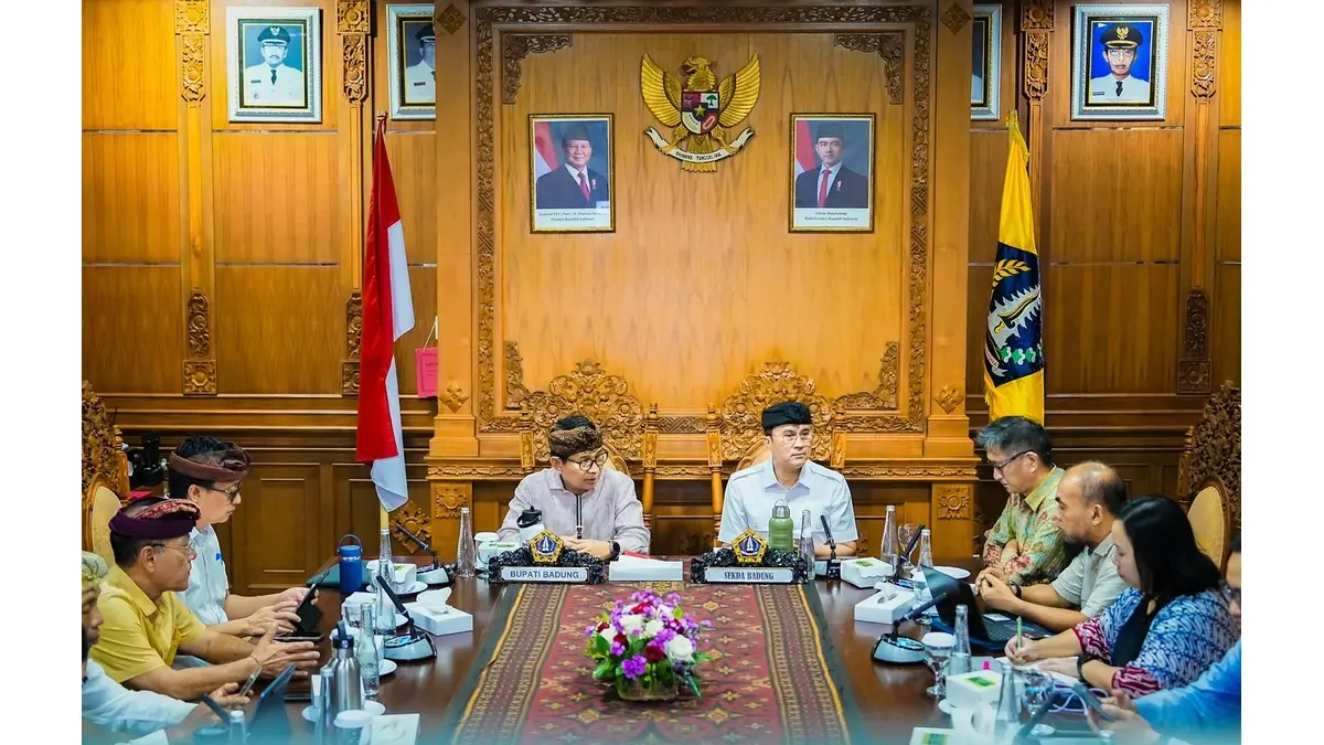 Bupati Wayan Adi Arnawa menerima audiensi PT. Pendar Cahaya Nusantara selaku mitra Shanghai Tunnel Engineering Co. (Singapore) Pte Ltd (STECS) di Puspem Badung, Kamis (24/9).