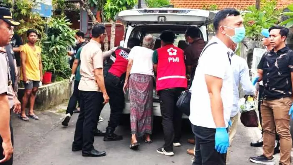 EVAKUASI JENAZAH : Jenazah mendiang Ni Putu Ayu Adi dievakuasi dari kos-kosan. (foto:Polres Gianyar)
