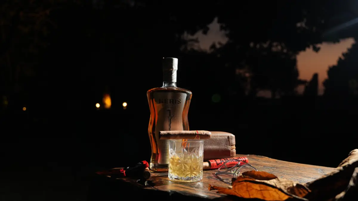 KOHESI: Keris Single Malt Whisky dipadu lintiungan Cerutu akan menjadi sajian unik peraih rekor Muri di Pullman Bali Legian. (IST/radarbali.id)