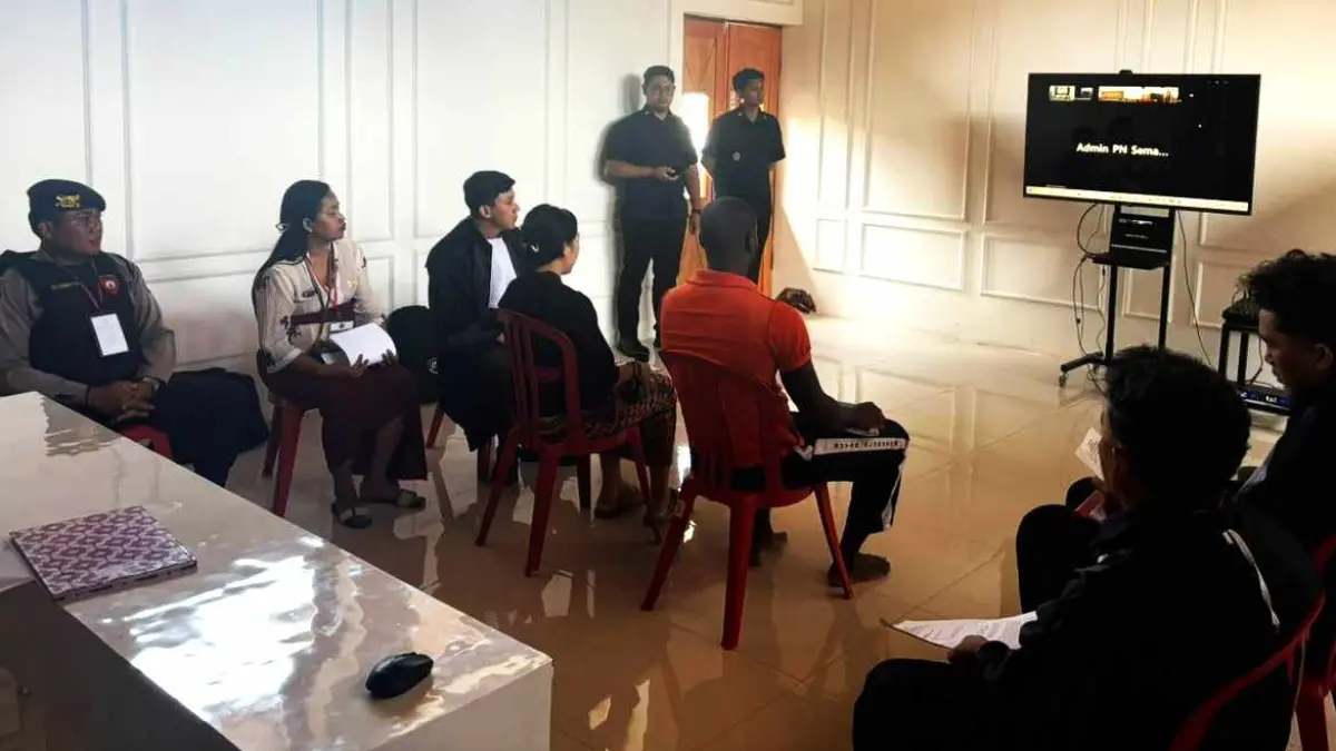 KURANG AJAR : Mosopefoluwa Ayomikun Oyelola saat dipersidangkan secara daring di Rutan Kelas IIB Klungkung. (foto: Kejari Klungkung)