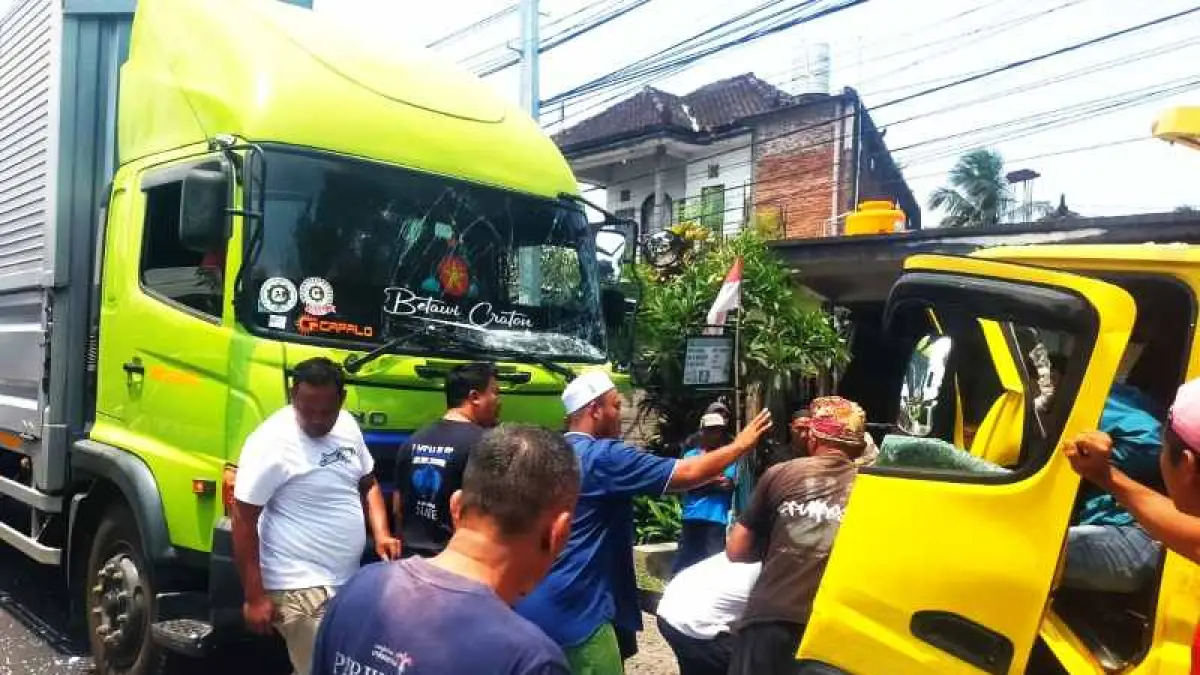 LAKALANTAS : Kecelakaan truk dan tronton. (Foto : Polsek Pekutatan)